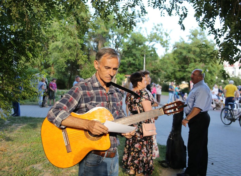 В Комсомольском саду Волгограда 17 сентября будут петь бардовские песни под гитару